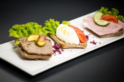 Firkantstykke egg og tomat